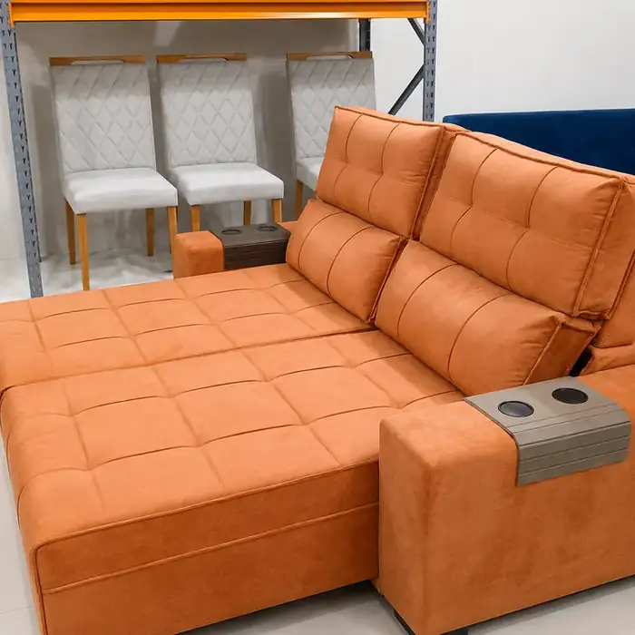 Sofá retrátil e reclinável em suede caramelo, com porta-copos
