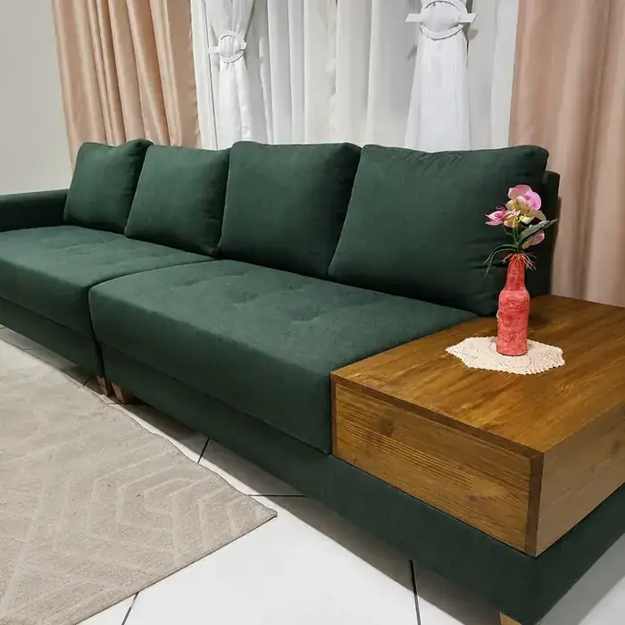Sofá de canto verde com mesa de madeira embutida, sob medida