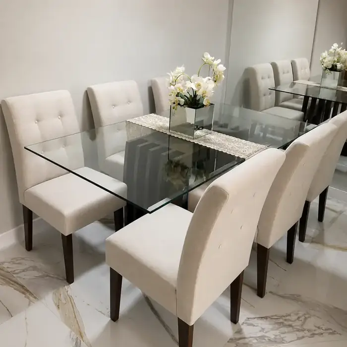 Cadeiras de jantar reestofadas em linho claro