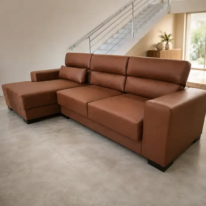 Sofá de canto em couro terracota, com chaise