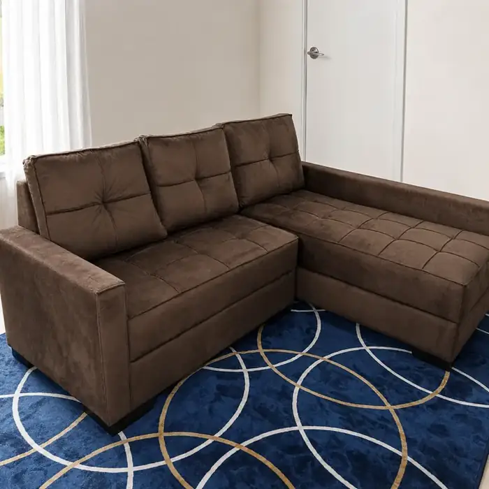 Sofá de canto marrom em suede, com chaise