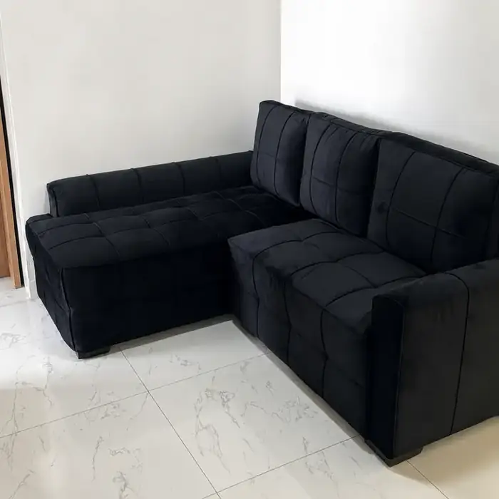 Sofá de canto em suede preto, com chaise